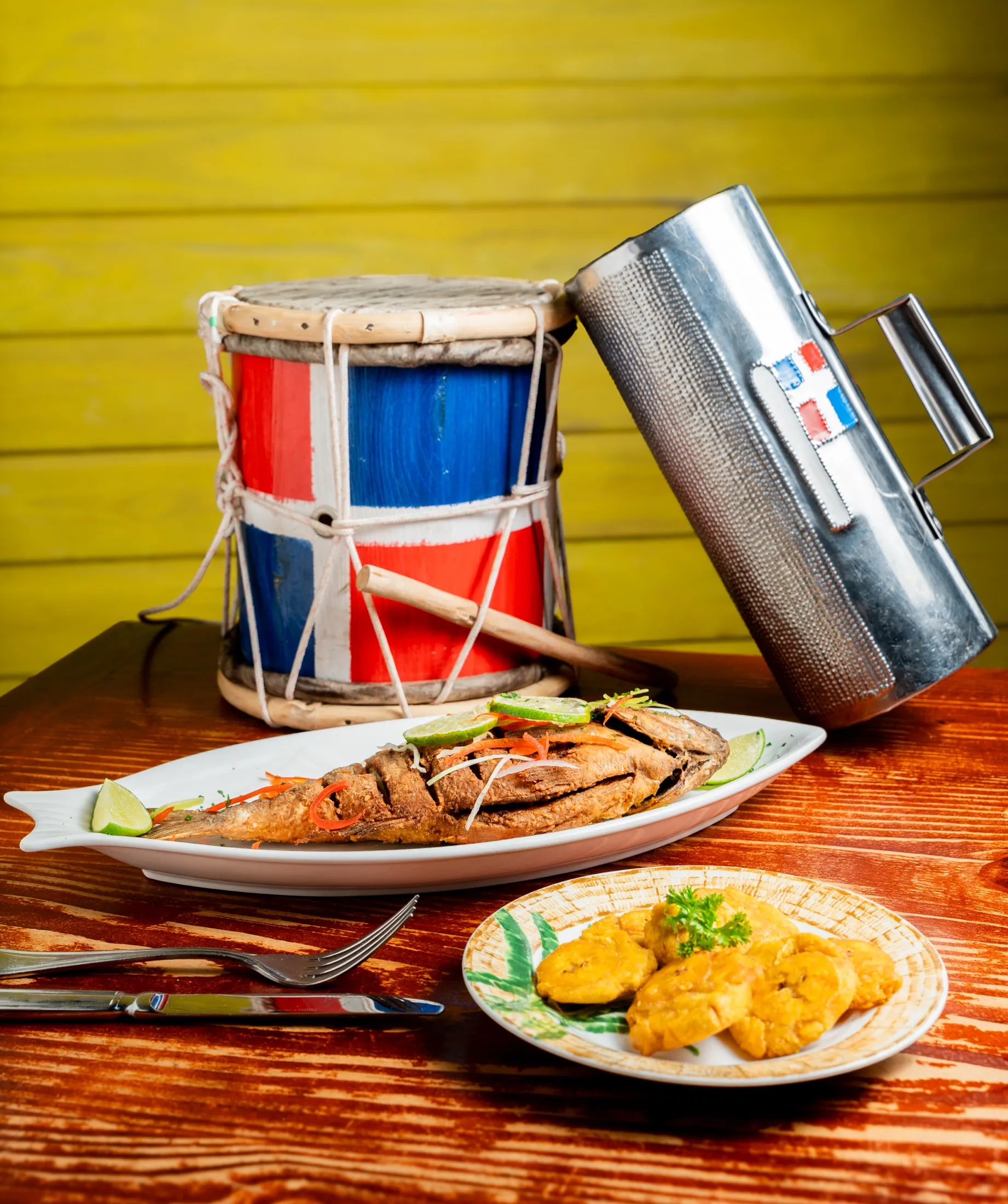 Plato tradicional y ambientación dominicana
