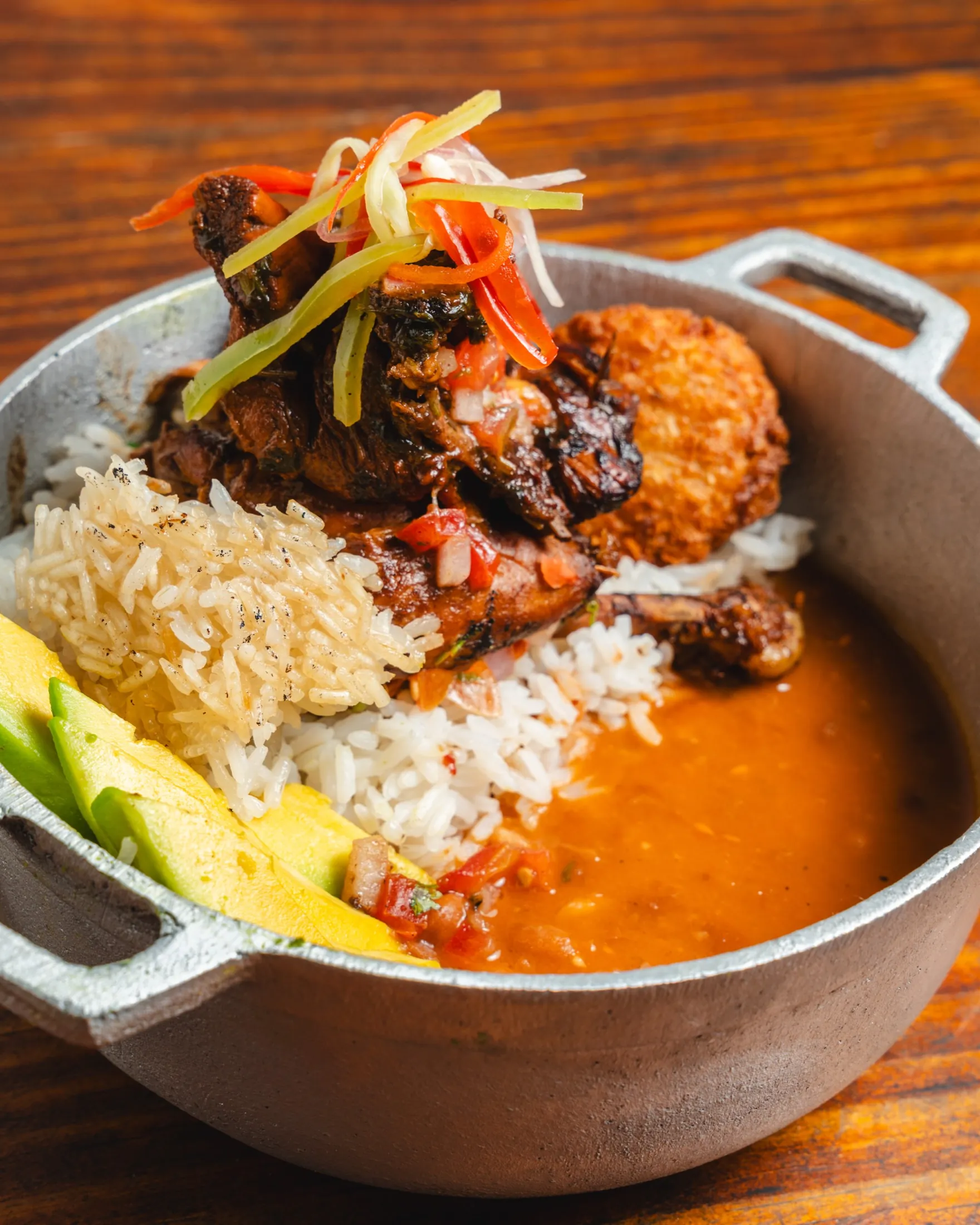 Plato criollo servido con acompañantes