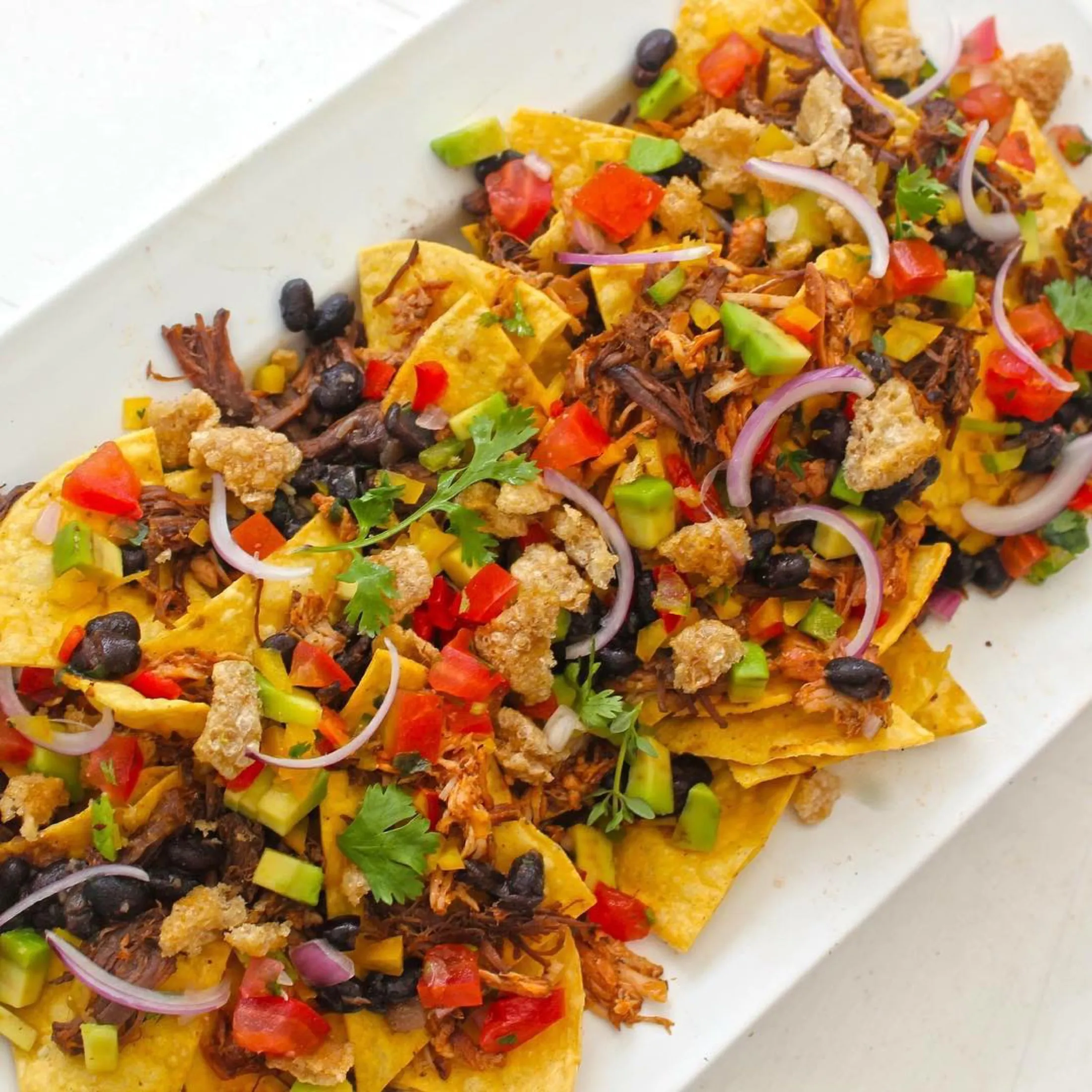 Nachos con ingredientes frescos y coloridos